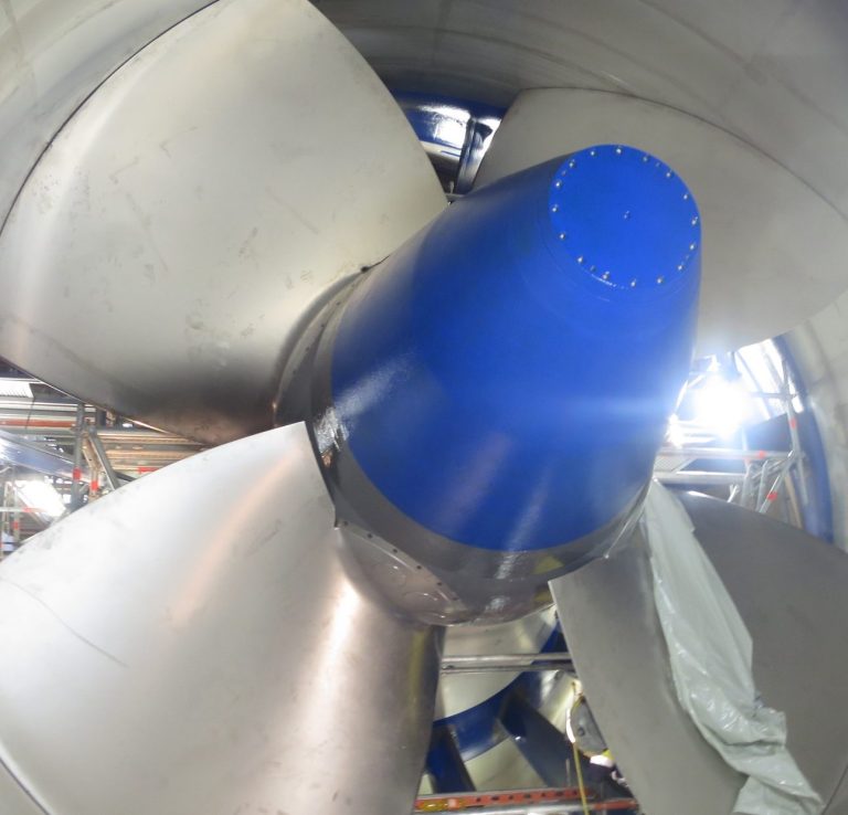 Überarbeitete Turbine Nahaufnahme einer blau, grau lackierten Turbine mit metallischen Blättern.