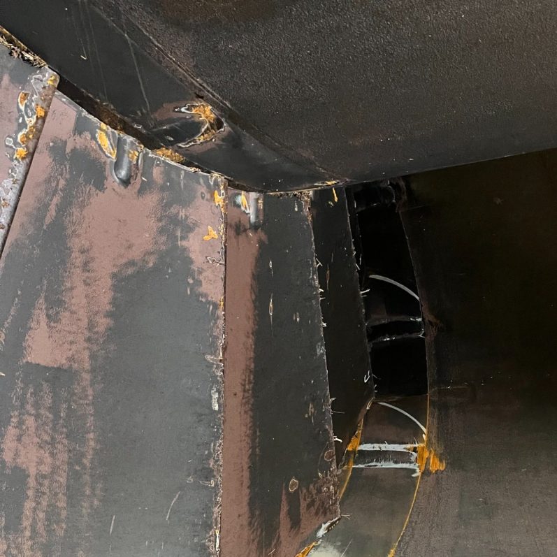 Prüf-Beispiel Ein Blick auf eine Metalloberfläche mit Roststellen und Schweißnähten.